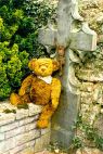 urnbeer op kerkhof in Durbuy (Ardennen)